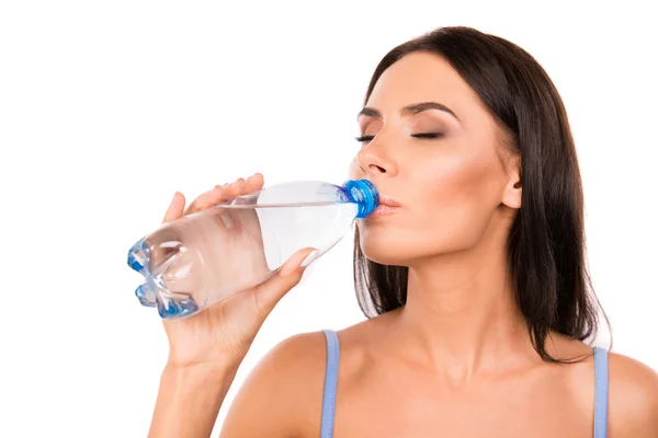 Ganska frisk flicka dricksvatten — Stockfoto
