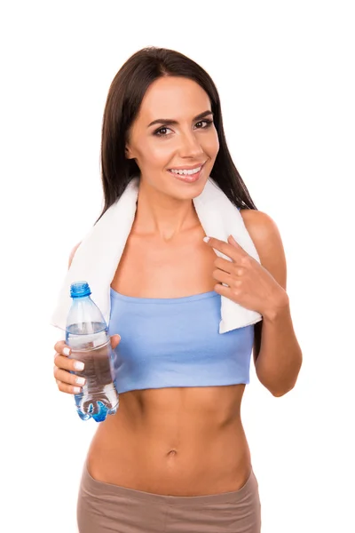 Szczupła dziewczyna z ręcznikiem trzyma butelkę z wodą — Zdjęcie stockowe