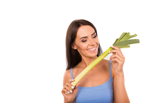 Красива щаслива дівчина збирається їсти цибулю-порей, як вона на дієті — стокове фото