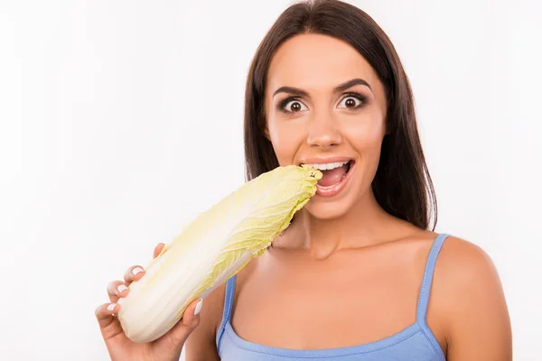 Тонка красива здорова дівчина кусає капусту — стокове фото