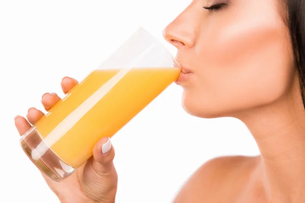 Foto de primer plano de la joven sexy bebiendo jugo de naranja — Foto de Stock