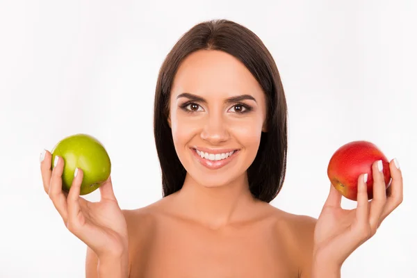 Menina bonny escolhendo entre maçãs verdes e vermelhas — Fotografia de Stock