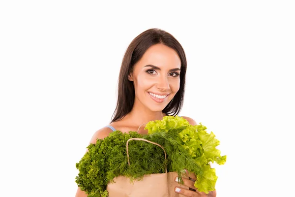 Heureuse femme souriante avec sac plein de légumes et de légumes verts — Photo