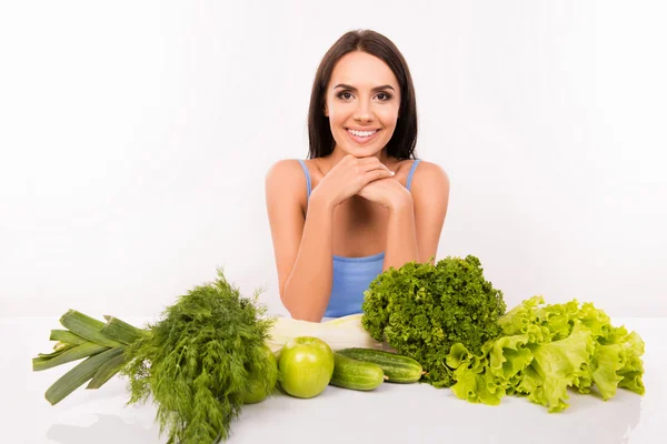 Щаслива струнка жінка, що показує вегетаріанський здоровий спосіб життя — стокове фото