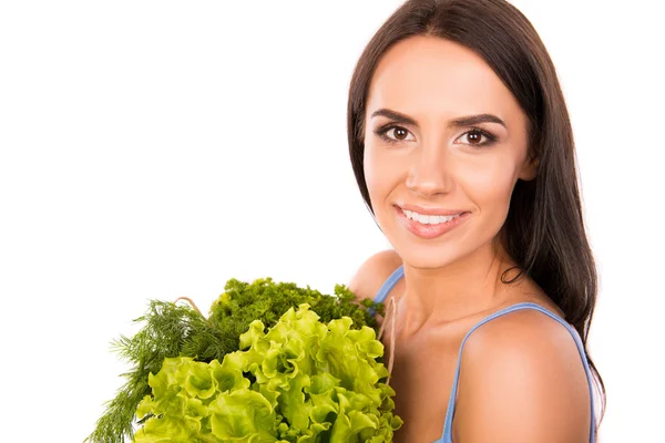 Yeşiller ve sebze dolu bir çanta samimi gülümseyen kadın — Stok fotoğraf