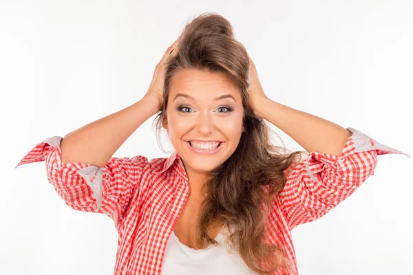 Izgatott, boldog fiatal nő tartja a fejét — Stock Fotó