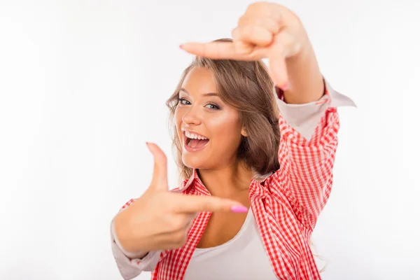 Glad ung kvinna gester finger ram och ler — Stockfoto