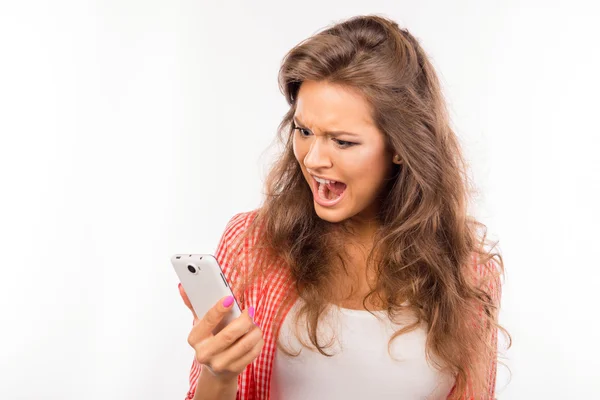 Geschokt gefrustreerde jonge vrouw met telefoon — Stockfoto