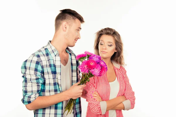 그의 귀여운 사랑을 aski 꽃다발을 주는 잘생긴 젊은 남자 — 스톡 사진