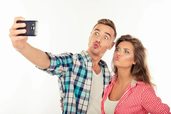 Cheerful funny couple in love making selfie photo with smartphon — Stock Photo, Image