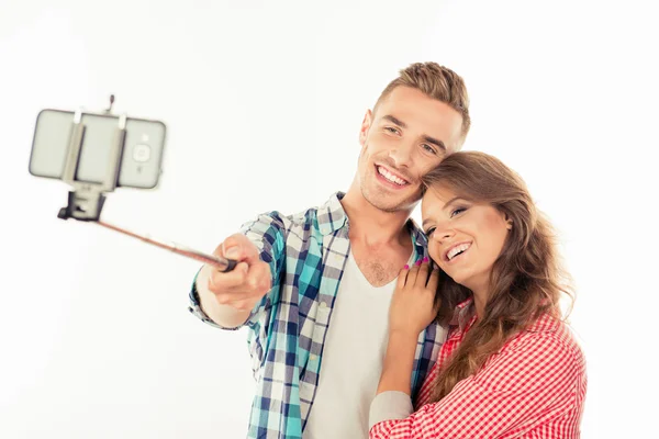 Wesoły para w miłosnej selfie zdjęcie selfie kijem — Zdjęcie stockowe