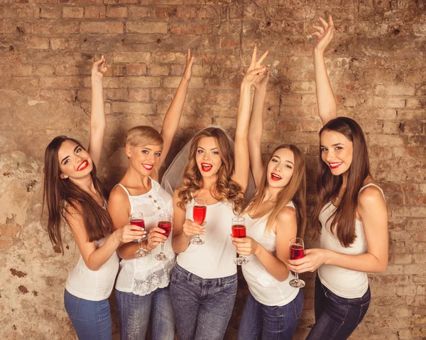 Hermosas mujeres jóvenes que usan código de vestimenta celebrando despedida de soltera w — Foto de Stock