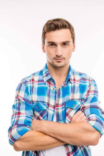 Retrato de un joven guapo lindo cruzando las manos — Foto de Stock