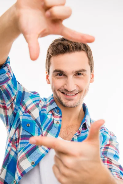 Jovem homem bonito gesto moldura do dedo — Fotografia de Stock