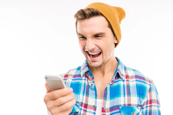 Yakışıklı kızgın adam telefonda bağırarak şapka ile — Stok fotoğraf