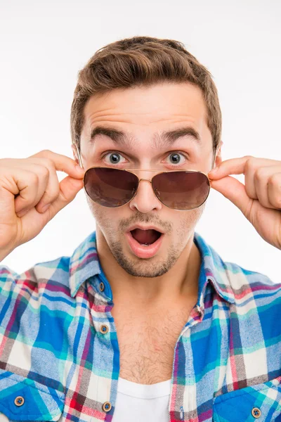 Guapo sorprendido hombre ajustando sus gafas — Foto de Stock