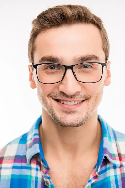 Hombre feliz guapo con sus gafas — Foto de Stock