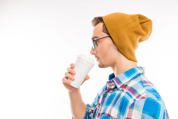 Vista lateral de un hombre guapo con copas cóctel y sombrero — Foto de Stock