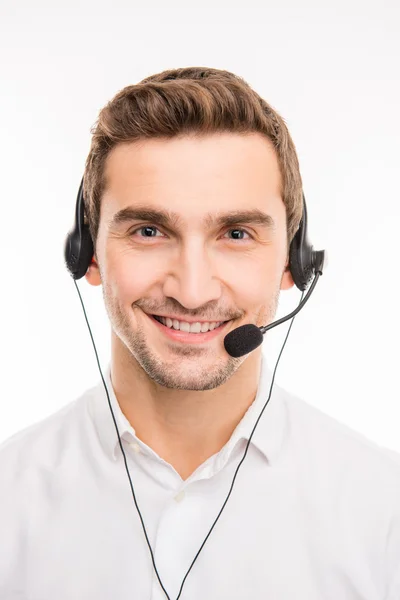 Junge hübsche Agentin berät Kunden am Telefon — Stockfoto