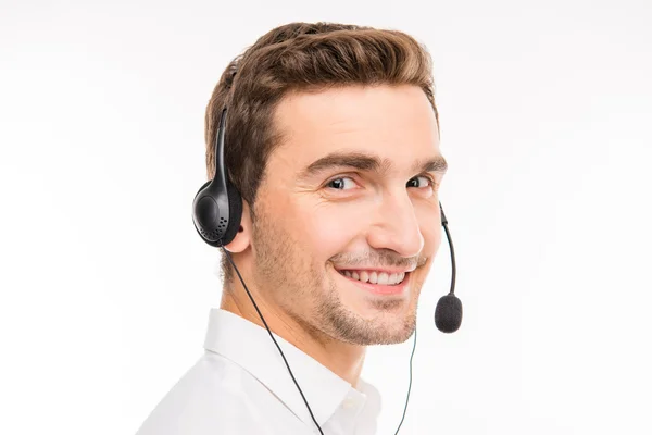Roztomilý agent poradenství klientům v telefonu s úsměvem — Stock fotografie