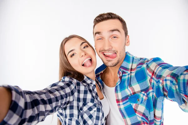 Glad rolig par i kärlek att göra selfie foto visar tungan — Stockfoto