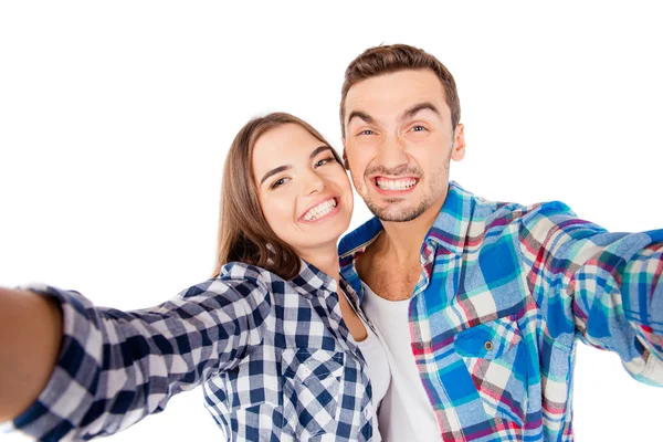 Fröhliches lustiges verliebtes Paar macht Selfie-Foto — Stockfoto