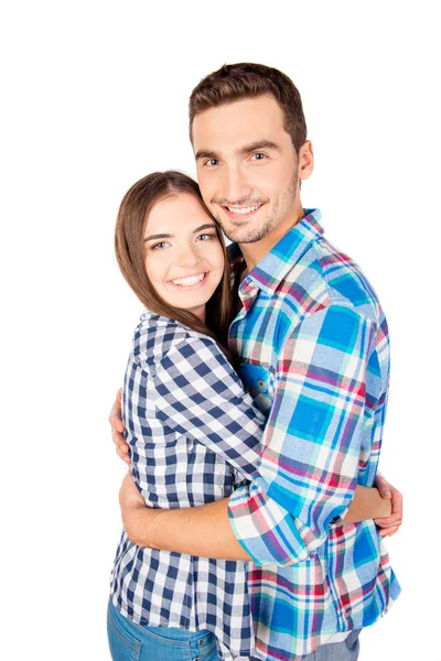 Fröhliches verliebtes Paar, das sich umarmt — Stockfoto