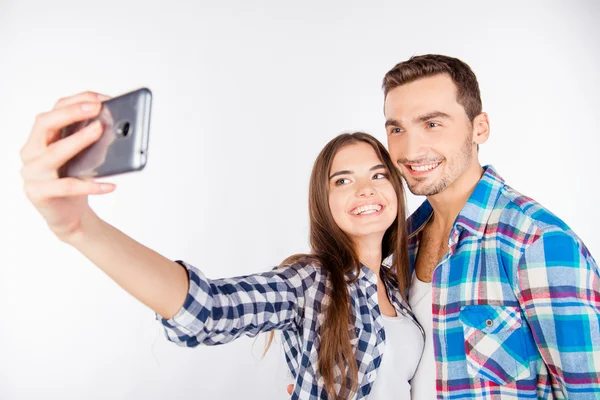 Glada vackra par i kärlek att göra selfie — Stockfoto