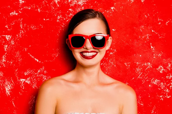 Csillogó boldog lány piros ajkak a szemüveg ellen a r — Stock Fotó