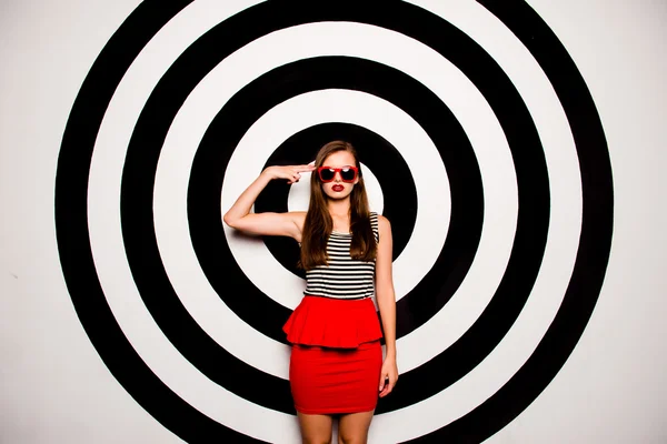 Chica glamurosa con gafas en una falda roja-vasca contra la ba — Foto de Stock