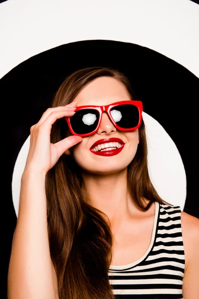 背景 o に対してメガネを保持している魅力的な明るい女の子 — ストック写真