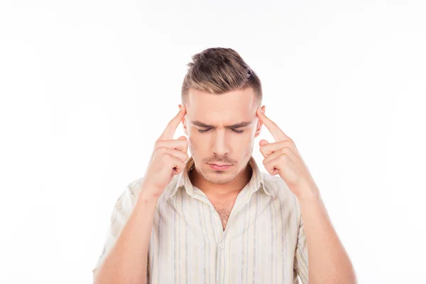 Joven guapo tocándose la cabeza sintiendo fuerte dolor de cabeza — Foto de Stock