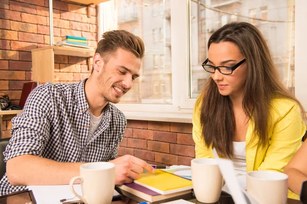 Pareja joven trabajando con un proyecto empresarial —  Fotos de Stock