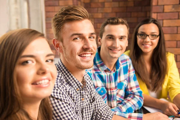 Prospettive liberi professionisti che lavorano con un progetto aziendale — Foto Stock