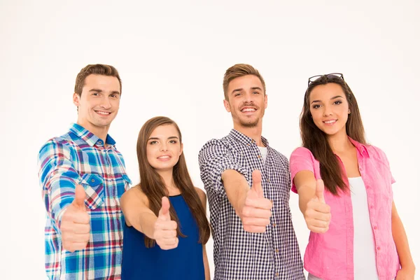 Zbliżenie zdjęcie pokazujące stojący wesoły młodych ludzi kciuki u — Zdjęcie stockowe