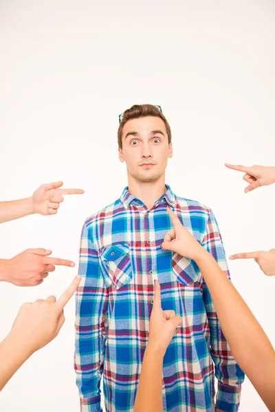 Retrato de um jovem bonito surpreso sendo criticado por o — Fotografia de Stock