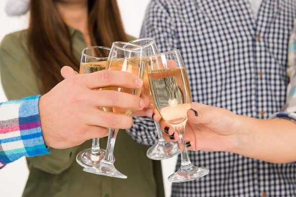 Jovens comemorando evento com champanhe — Fotografia de Stock