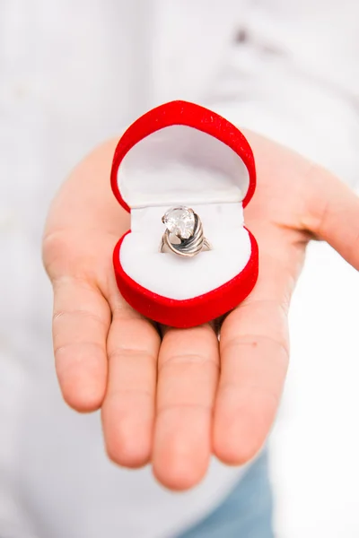 Foto de primer plano de un hombre con un anillo de bodas — Foto de Stock