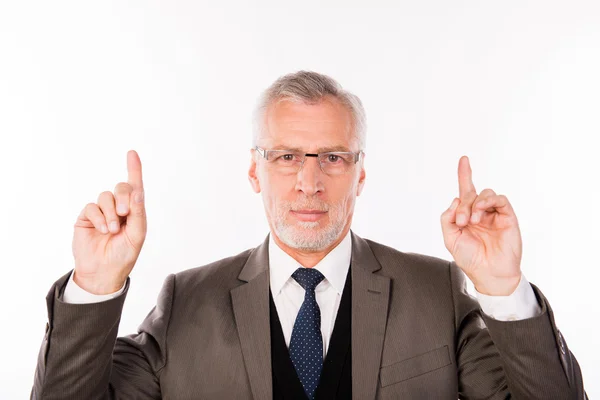 Retrato de homem de negócios em um terno elegante com óculos apontando — Fotografia de Stock