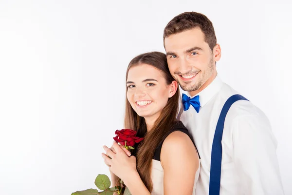 Feliz linda pareja enamorada de una rosa — Foto de Stock