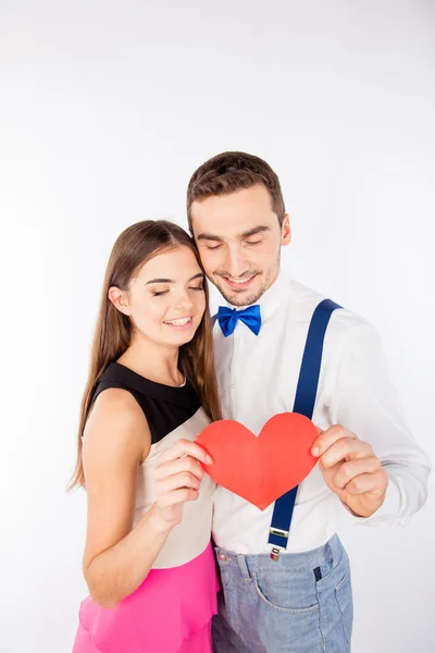 Giovane felice coppia sincera con carta-cuore — Foto Stock