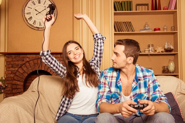 Paar in liefde op het thuis spelen spelletjes joysticks, ze gewonnen — Stockfoto