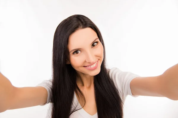 Glad söt ung kvinna att göra selfie Foto — Stockfoto
