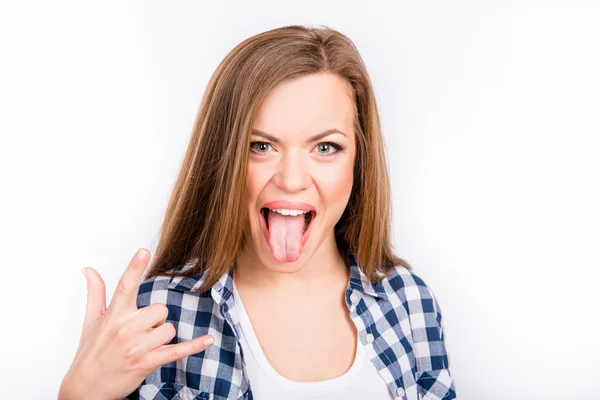 Grappig meisje toont haar tong en gebaar rock einde roll — Stockfoto