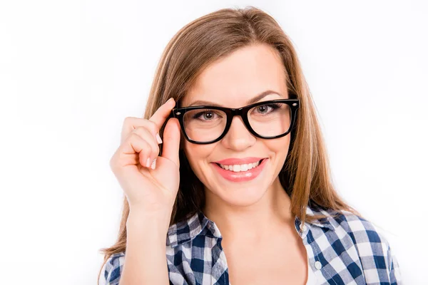 Портрет розумної студентки в окулярах на білому фоні — стокове фото