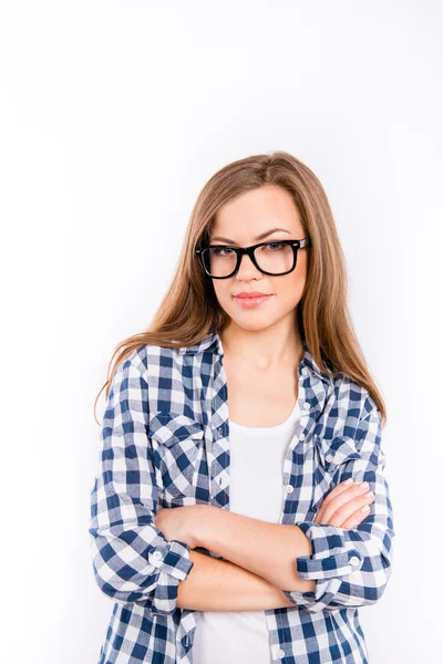 Selbstbewusstes intelligentes Studentenmädchen mit Brille, das ihre Hände kreuzt — Stockfoto
