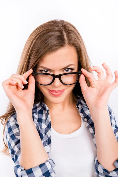 Сексуальная милая девушка держит свои очки на белом фоне — стоковое фото