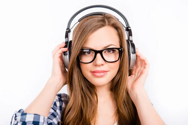 Menina bonito em óculos ouvir música em fones de ouvido — Fotografia de Stock