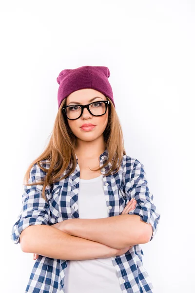 Mooie serios meisje in een hipster hoed stak haar armen — Stockfoto