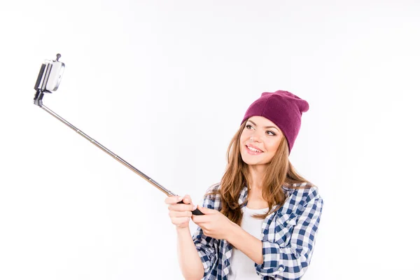 Feliz hermosa chica en un sombrero hipster haciendo foto selfe en el — Foto de Stock